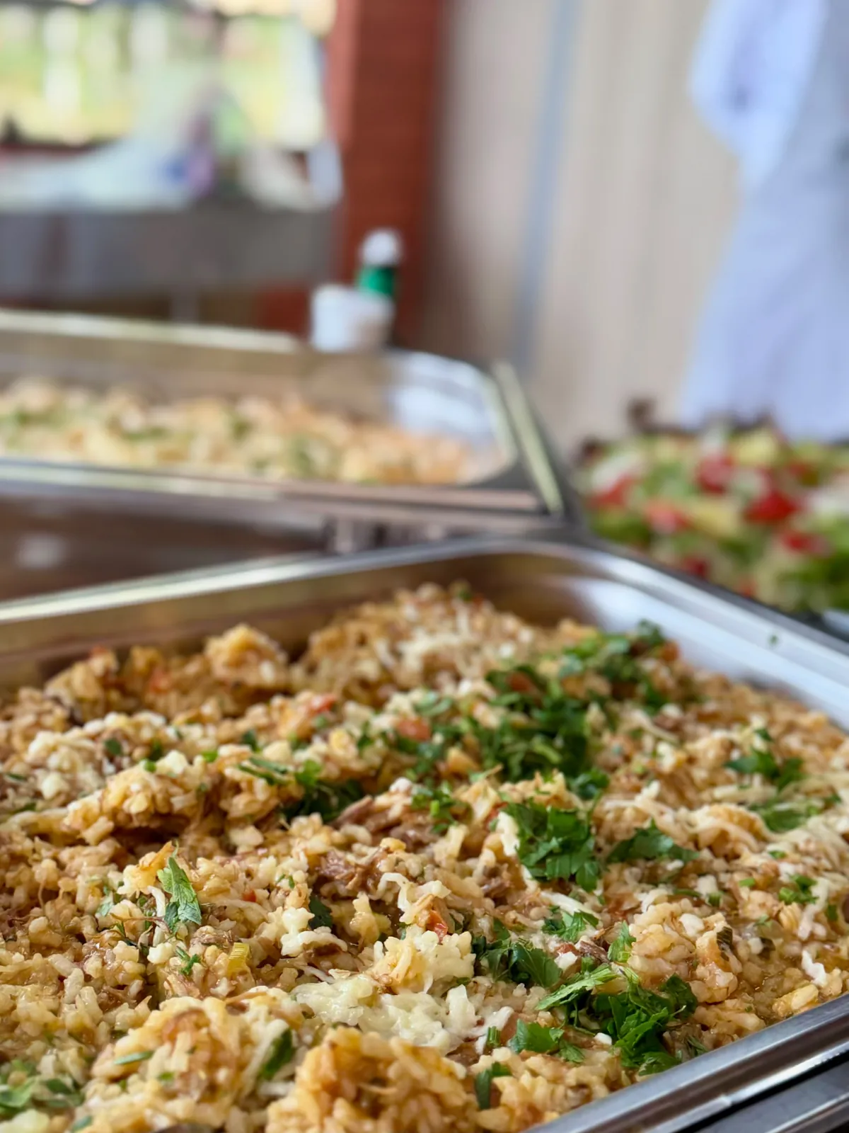 Arroz da casa com queijo e cheiro-verde na cuba de buffet