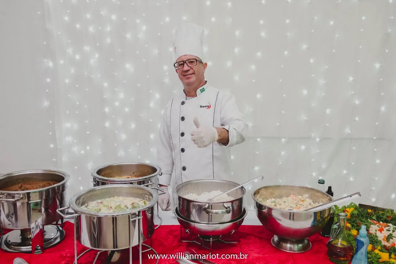 Chef Darela no buffet de um evento