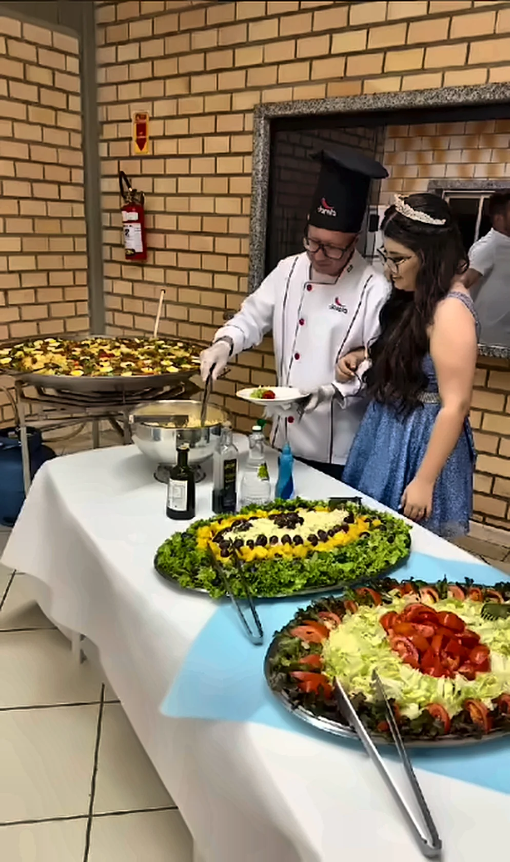 Chef servindo a debutante em festa de 15 anos