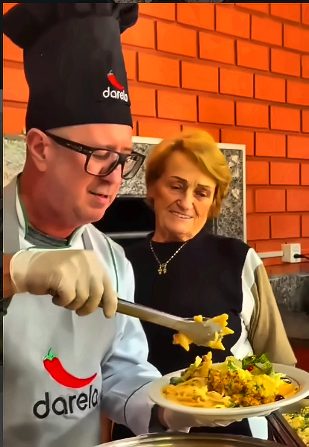 Chef servindo massa
