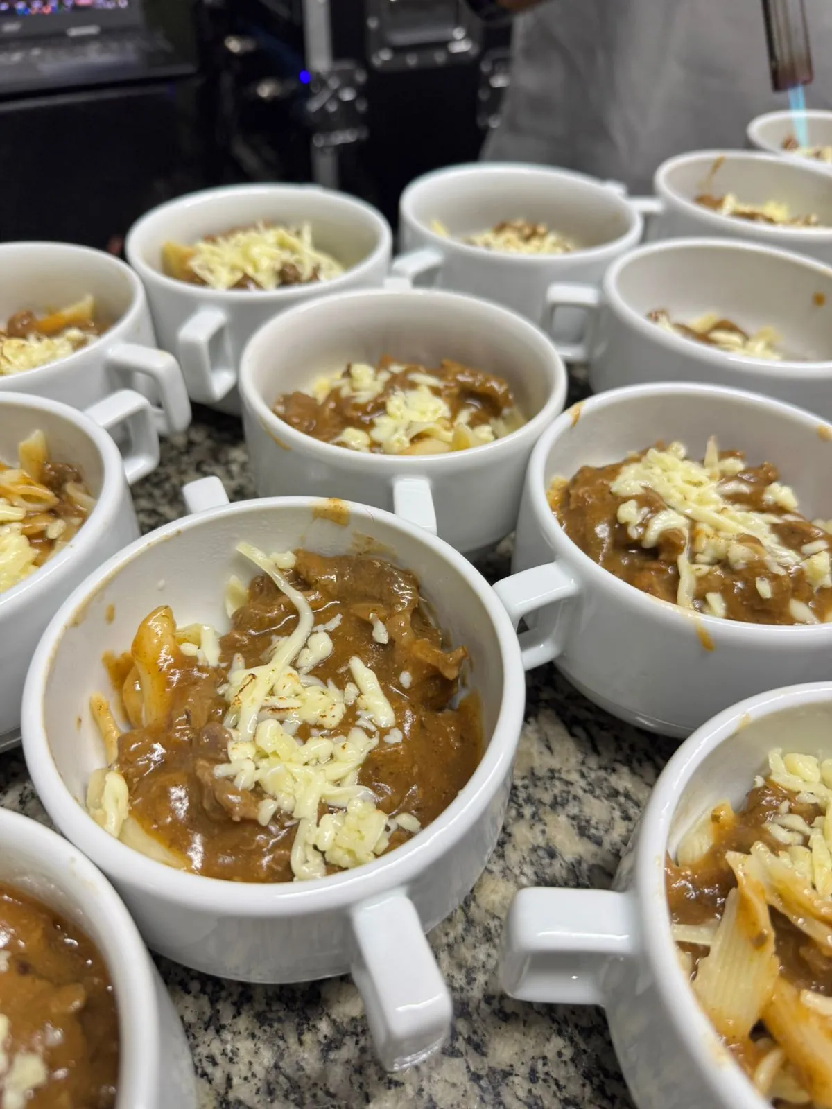 Massa com carne gratinada na cumbuca
