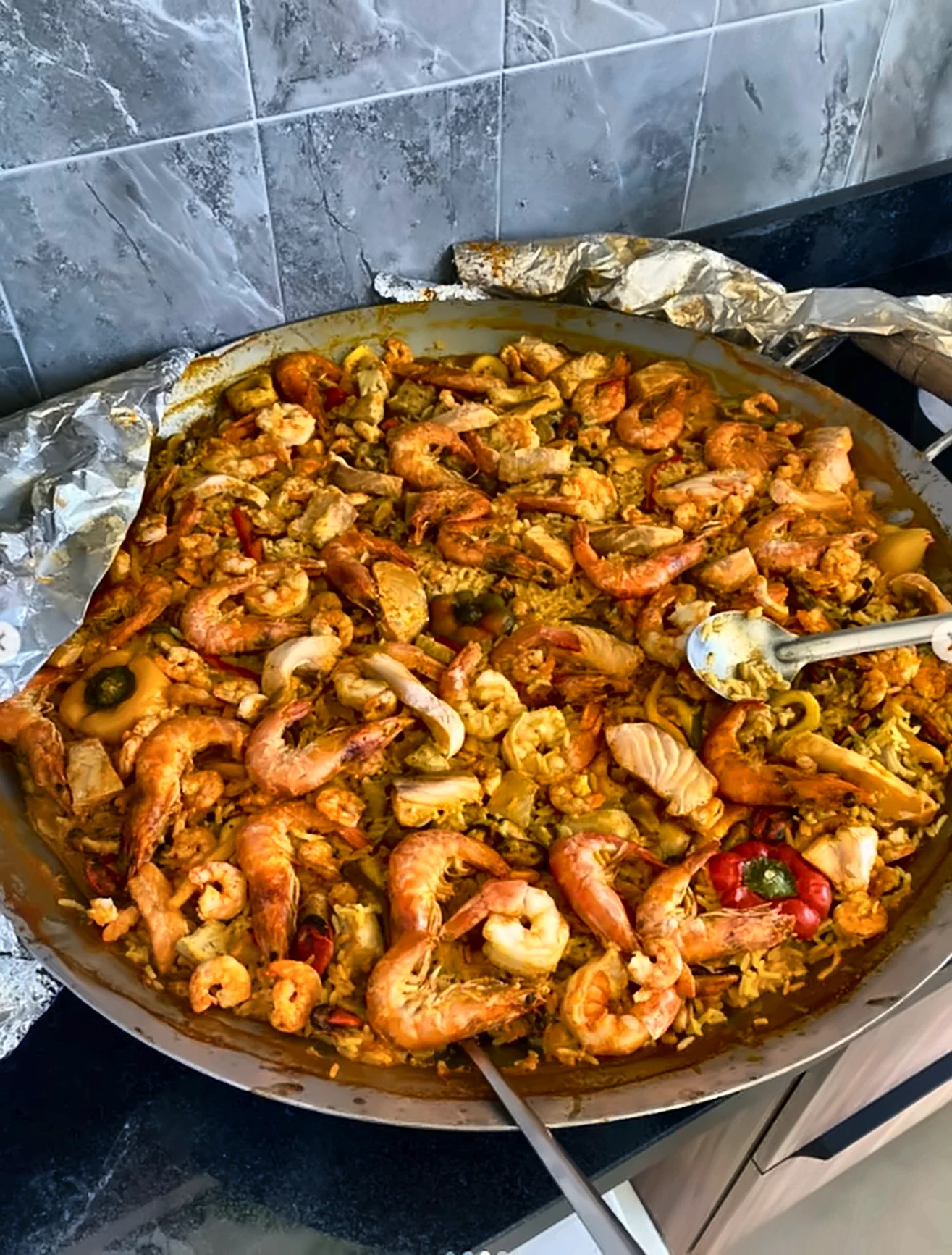 Paella de frutos do mar com camarões inteiros