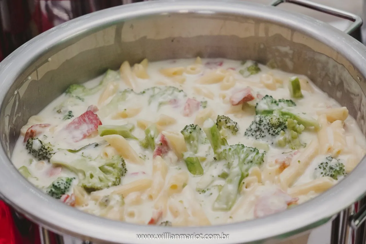Penne cremoso com brócolis e bacon