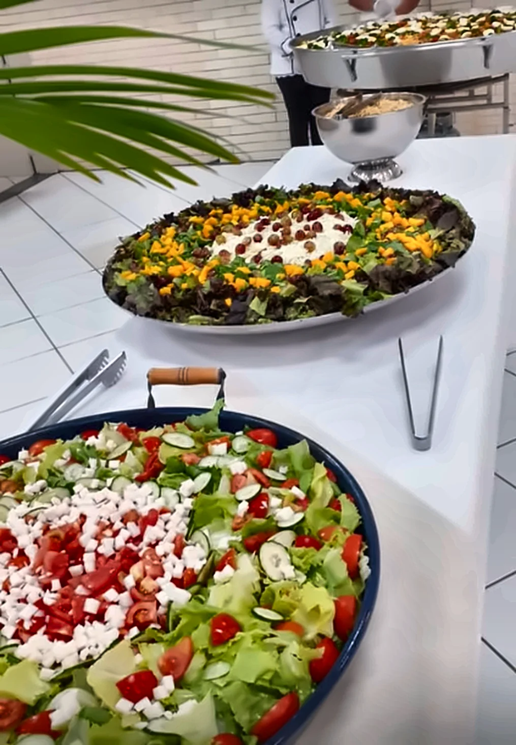 Saladas decoradas com folhas, tomate, queijo e flores comestíveis